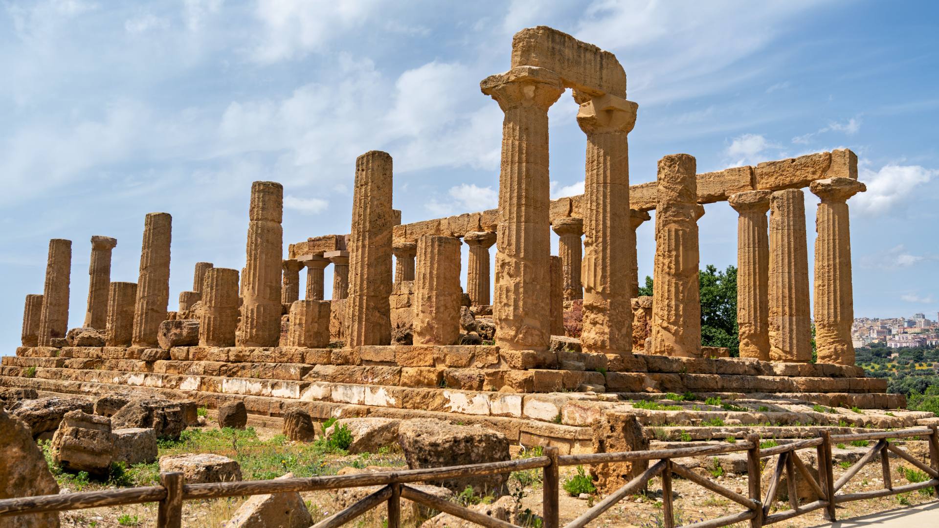 Tempel der Juno, auch als Tempel der Hera Lacinia bekannt, jedoch vermutlich der Göttin Athene und nicht Hera gewidmet; wurde im 5. Jh. v. Chr. erbaut und 406 v. Chr. von den Karthagern niedergebrannt.